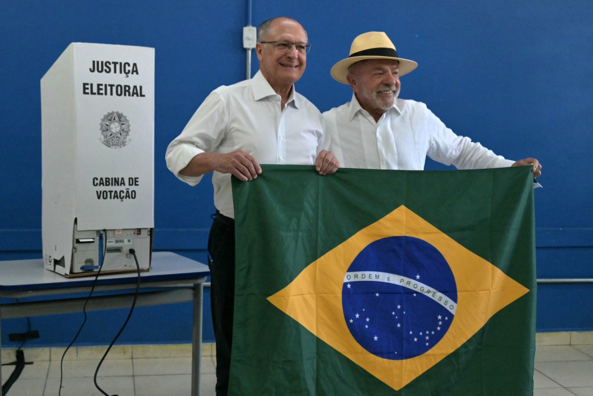 Lula vota e fala em escolha entre democracia e “barbárie”
