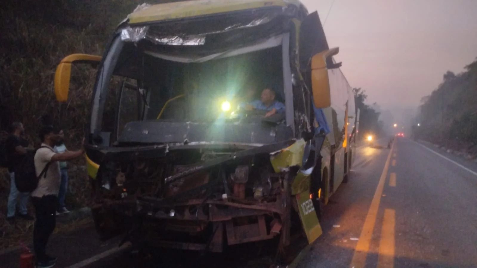 Acidente com ônibus e carreta deixa trânsito congestionado na BR-174 em Manaus