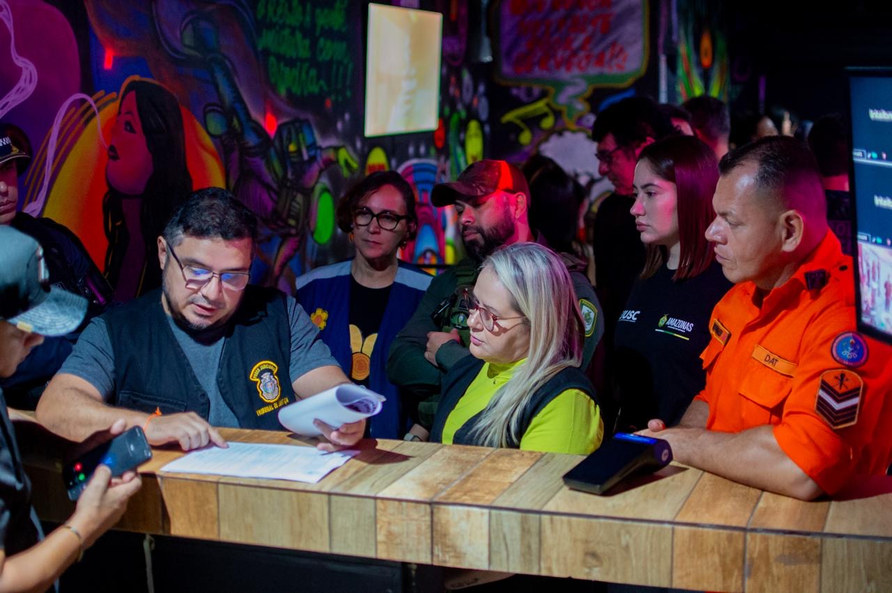 Adega é interditada, bares encerrados por venda de bebida alcoólica para adolescente em Manaus