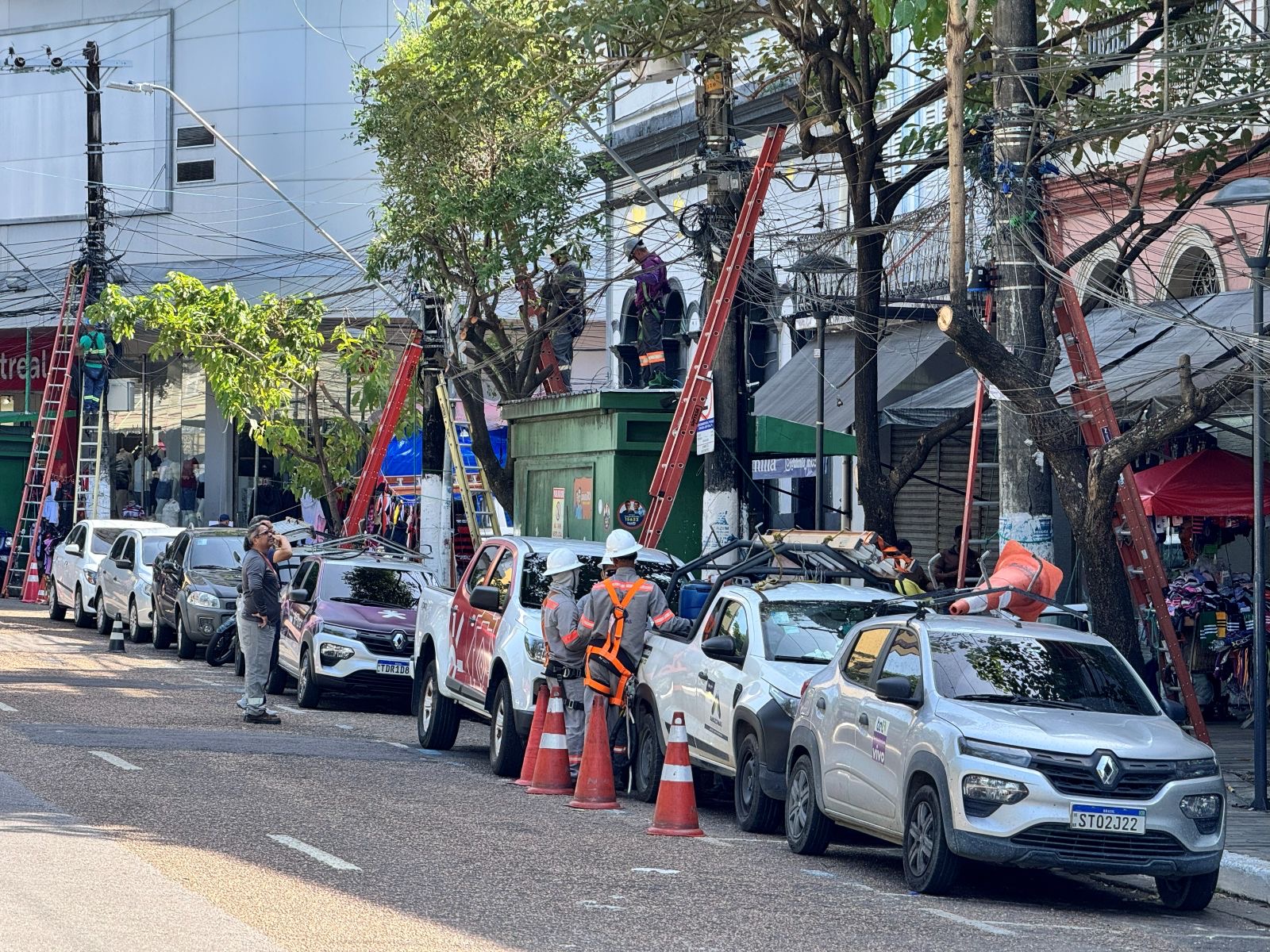 Mais de sete toneladas de cabos são removidos de postes no Centro de Manaus