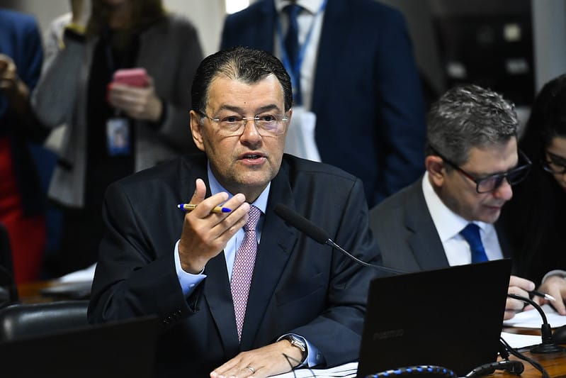 Eduardo Braga apoia criação de CPI para investigar 'adultização' de crianças nas redes sociais