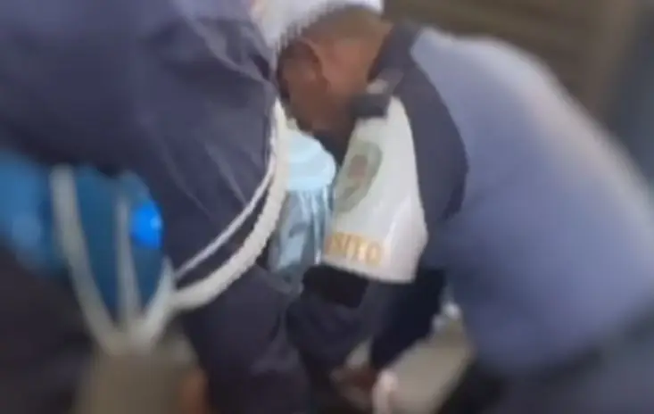 Vídeo: PM presta socorro à criança após afogamento