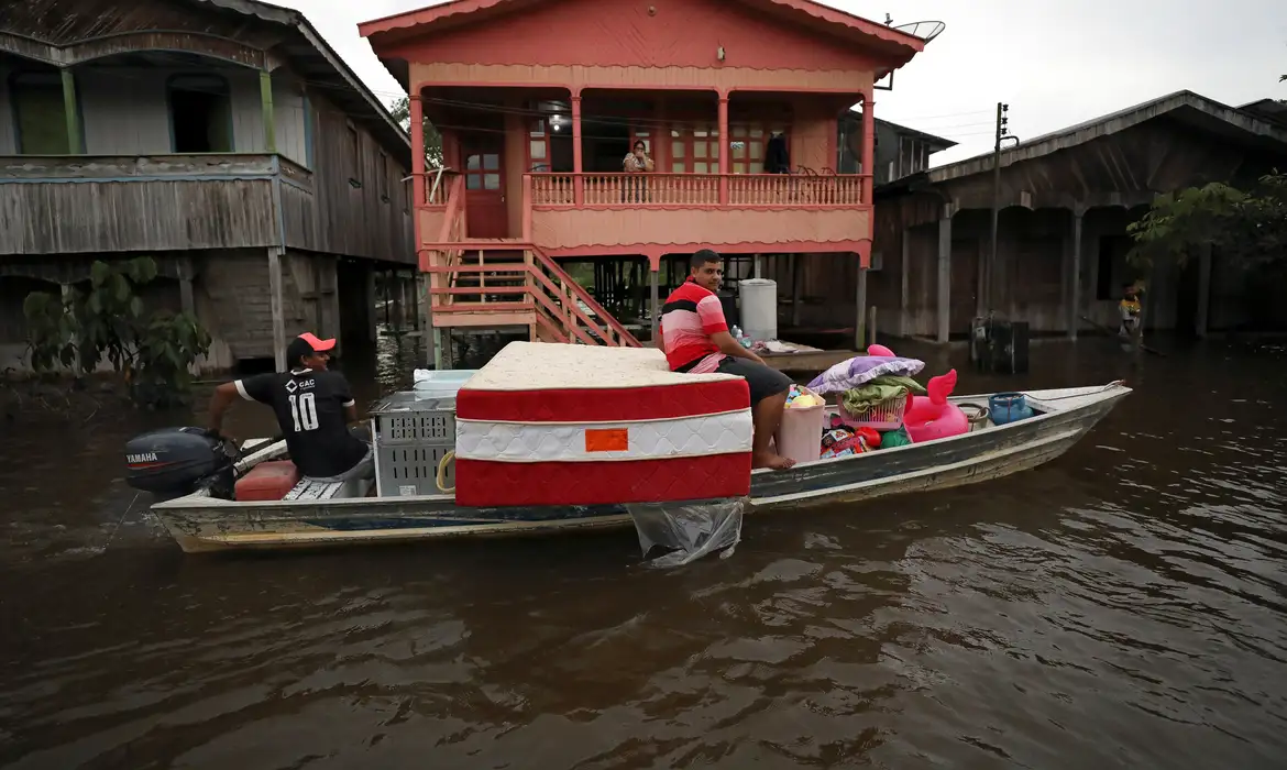 Cheia já afeta 100 mil amazonenses e 12 cidades entram em emergência