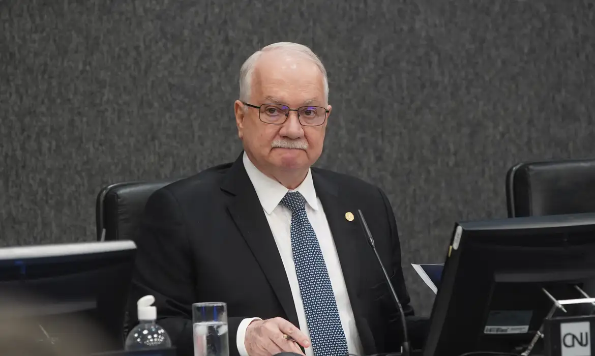 Fachin aguarda explicações de ministros para decidir sobre crise