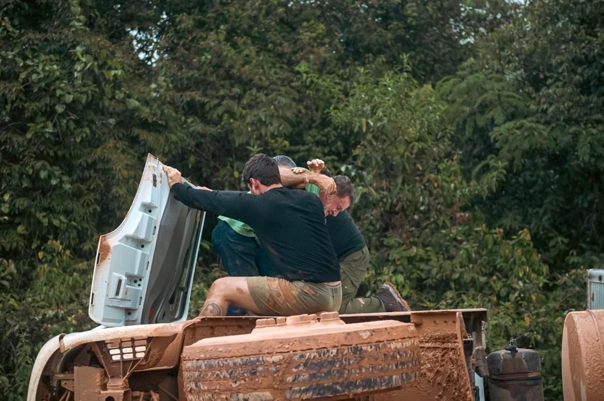 Vídeo: carreta de 32 toneladas tomba na BR-319