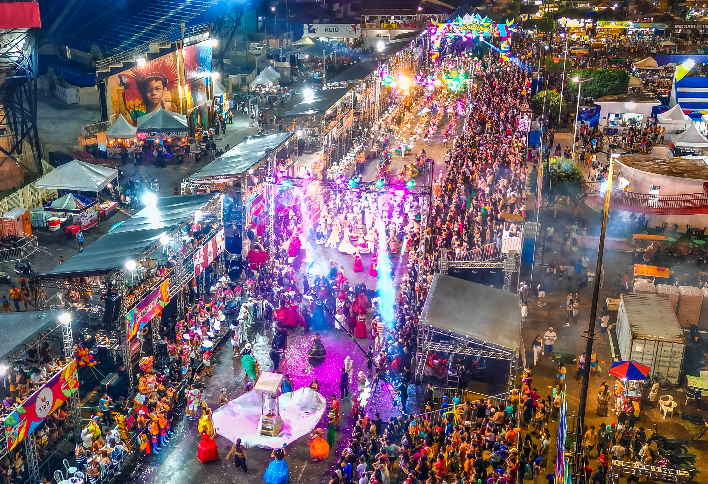 Multidão em festa comemora o segundo dia do Carnailha 2025