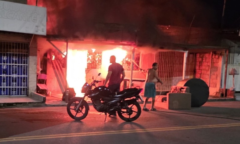 Vídeo: Incêndio destrói casa no bairro Cidade Nova