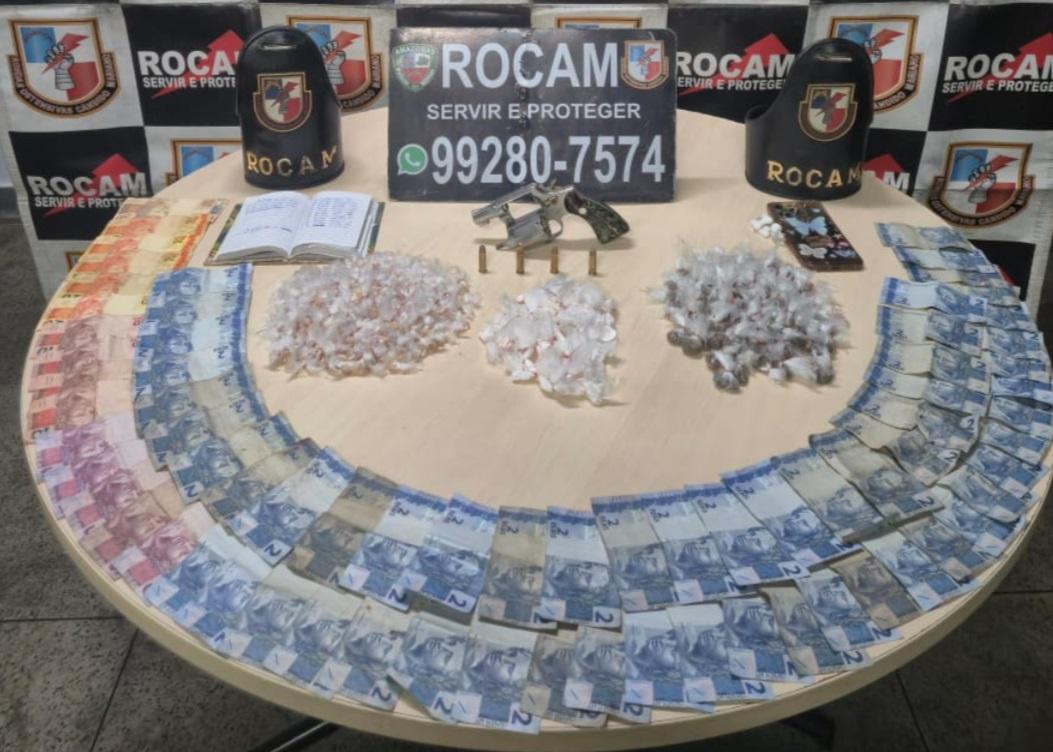 Mulher é presa com drogas escondidas em banca de camelô no Centro de Manaus