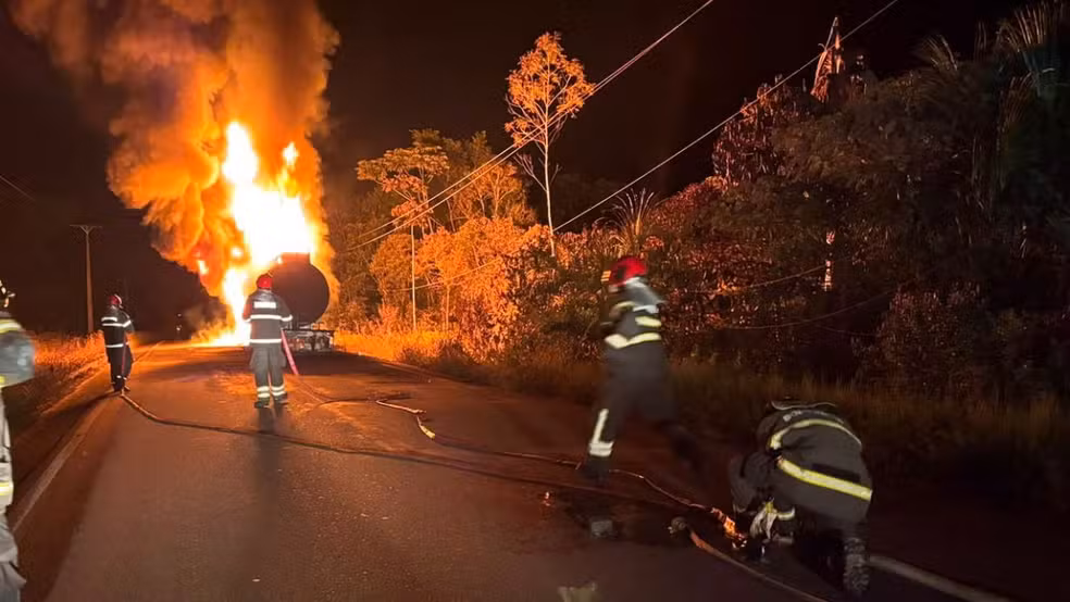 Caminhão-tanque com 50 mil litros de combustível pega fogo na BR-174
