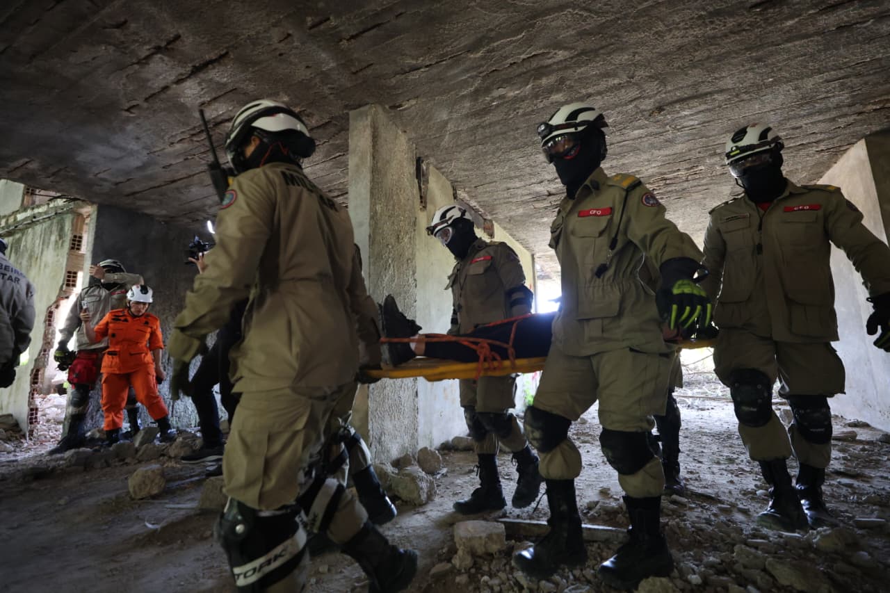 Treinamento do Corpo de Bombeiros simula resgate de 25 vítimas em desabamento