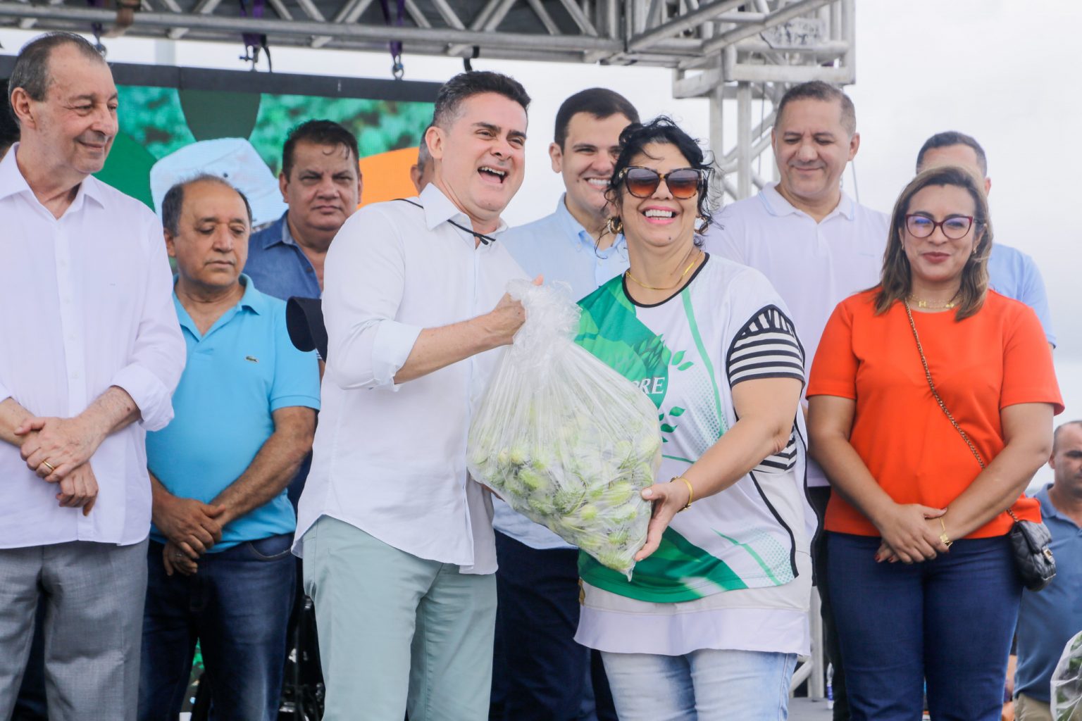 Prefeito David Almeida realiza entrega do Programa de Aquisição de Alimentos