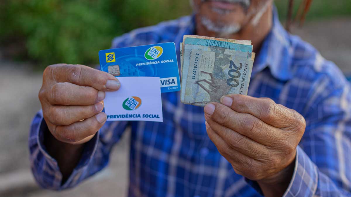 Aposentados e pensionistas começam a receber antecipação do 13º