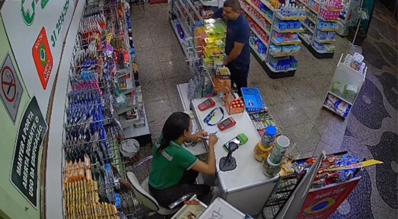 Vídeo: homem furta canetas emagrecedoras e esconde na cueca