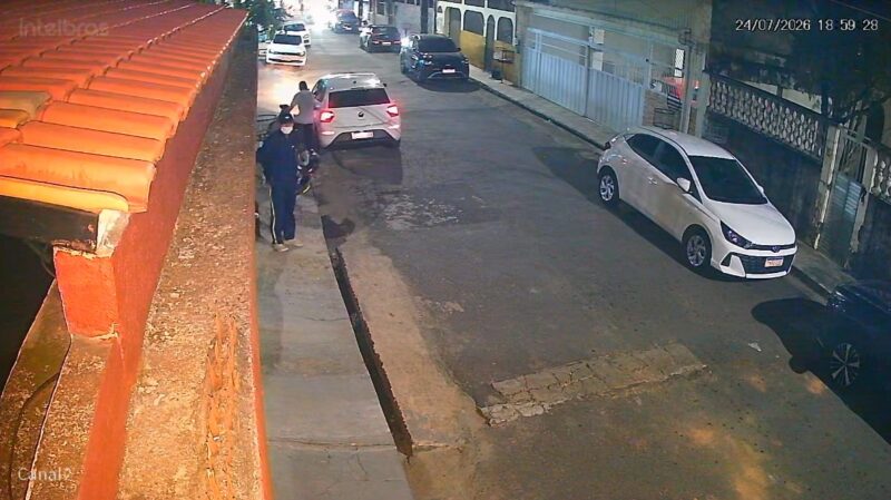 Vídeo: trio invade casa, faz reféns e rouba pertences em Manaus