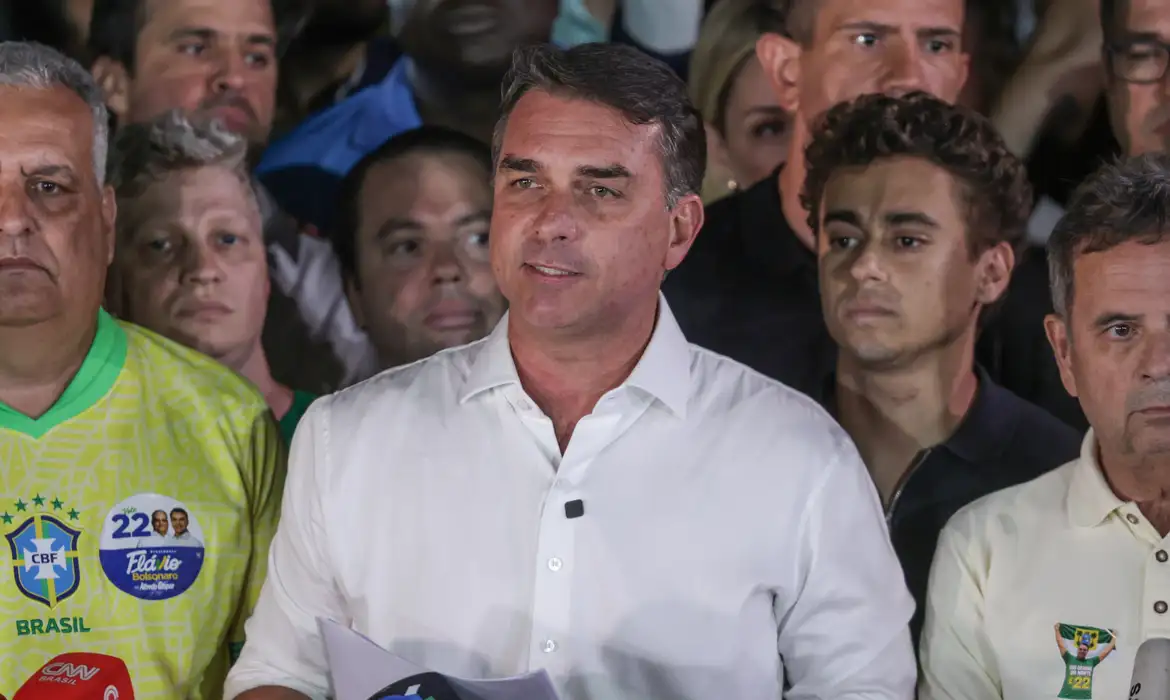 Voo de Flávio Bolsonaro parte do Equador rumo a Miami