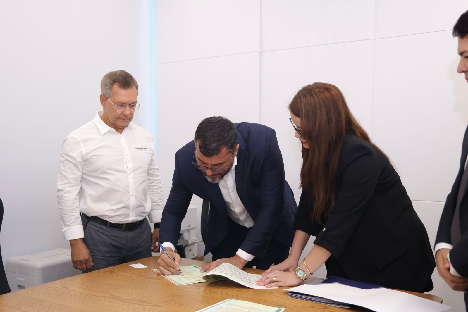 Wilson Lima assina concessão de áreas de exploração de gás e petróleo pela Petrobras