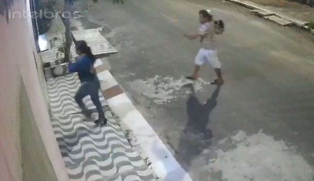 Vídeo: Mulher é agredida por homem com capacete em Parintins
