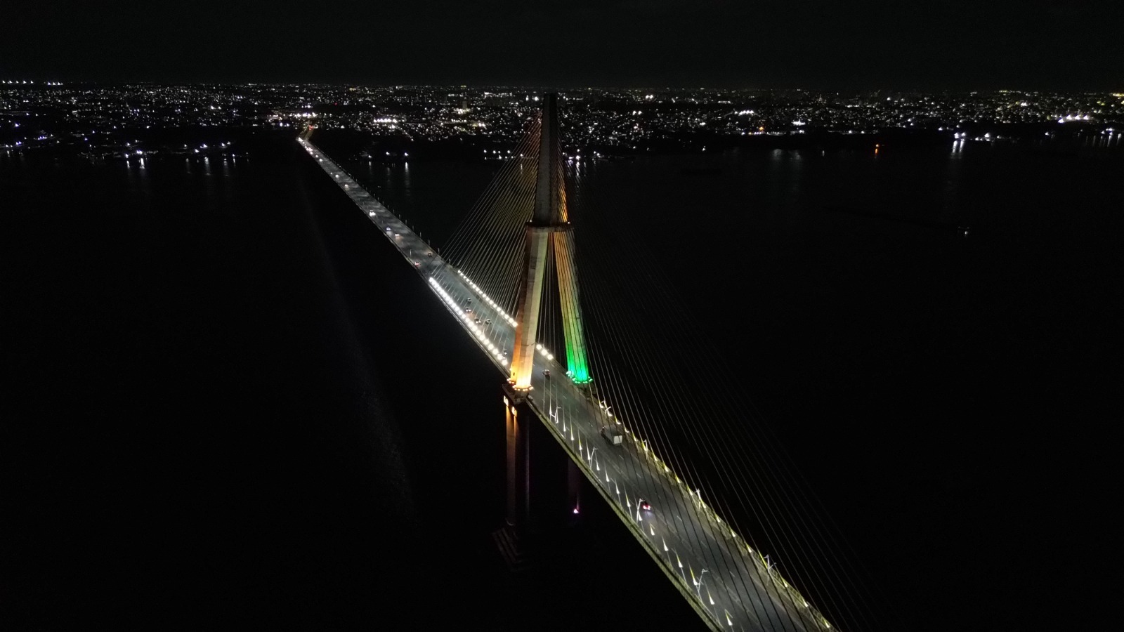 Copa: Ponte Rio Negro ganha iluminação verde e amarela durante jogos da Seleção Brasileira