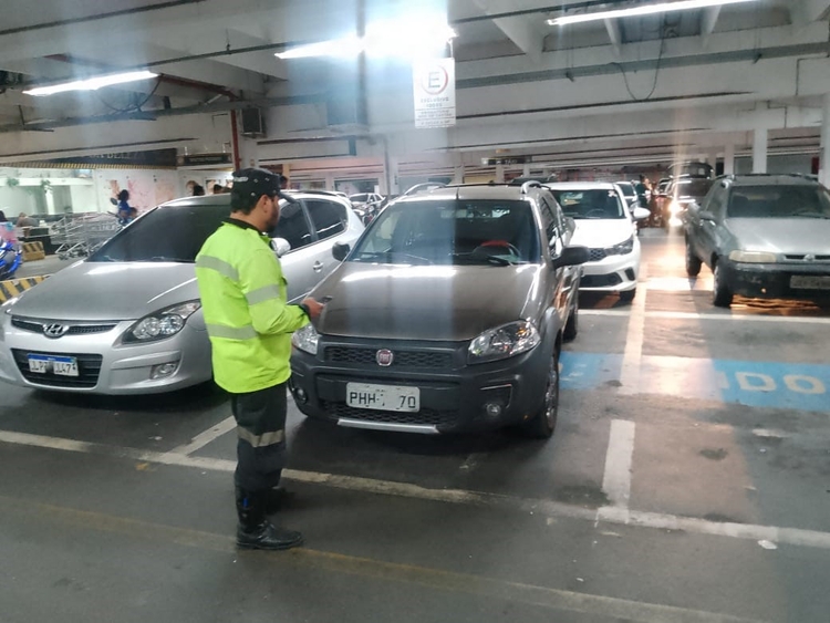 Fiscalização de vagas especiais é intensificada em shoppings e supermercados de Manaus