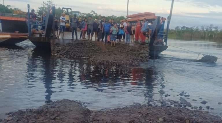 Vídeos: Travessia na BR-319 é interrompida após desabamento de aterro