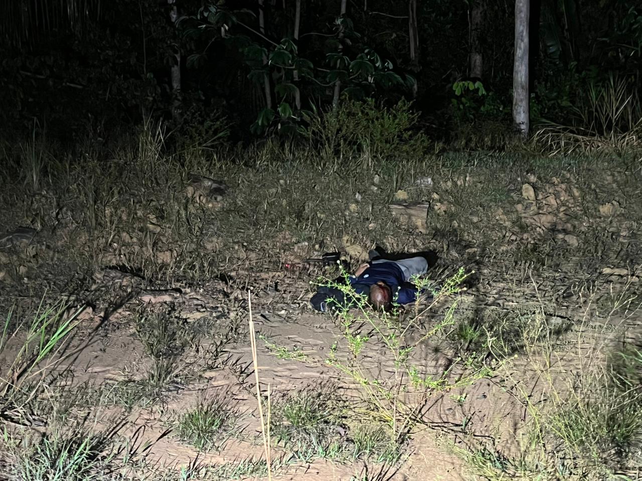 Vídeo: homem é executado com tiros na cabeça em área de mata na BR-174