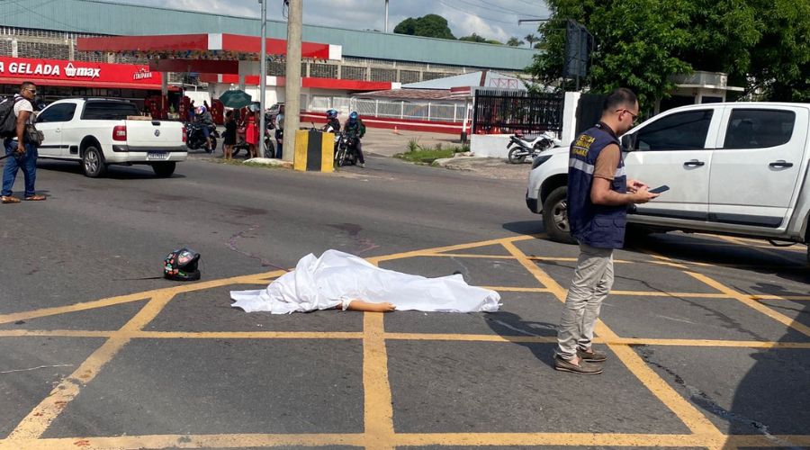 Vídeo: Mulher a caminho do trabalho morre em acidente na avenida Max Teixeira