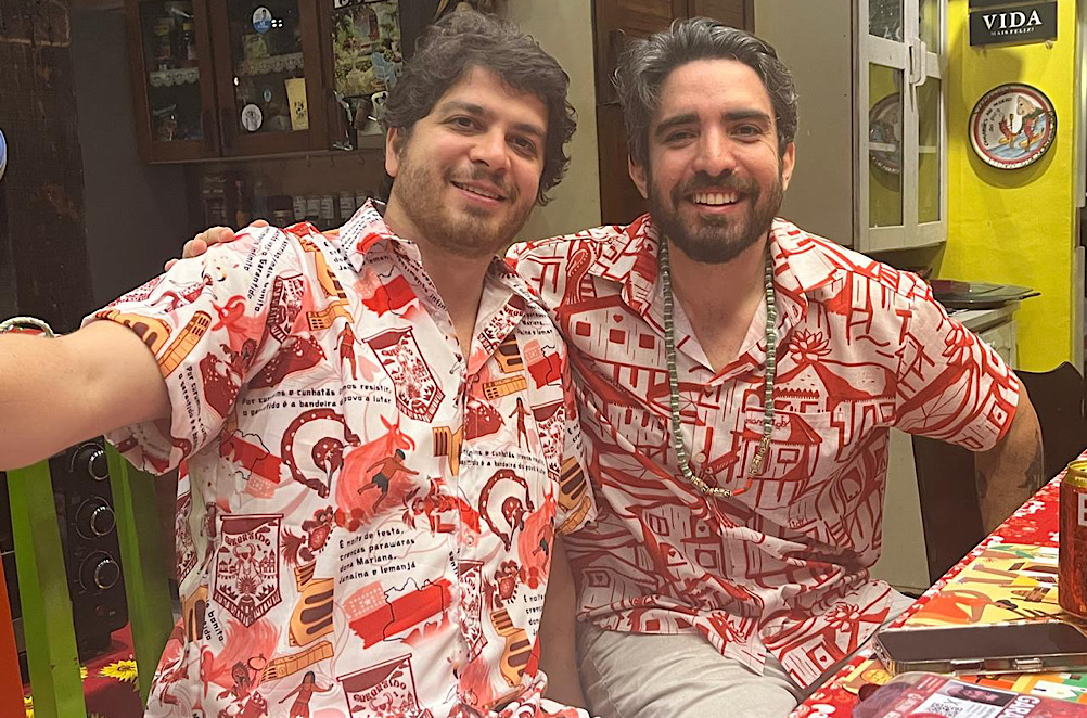 Chico Paiva, neto de Rubens Paiva e Eunice, abraça garantido em homenagem na arena