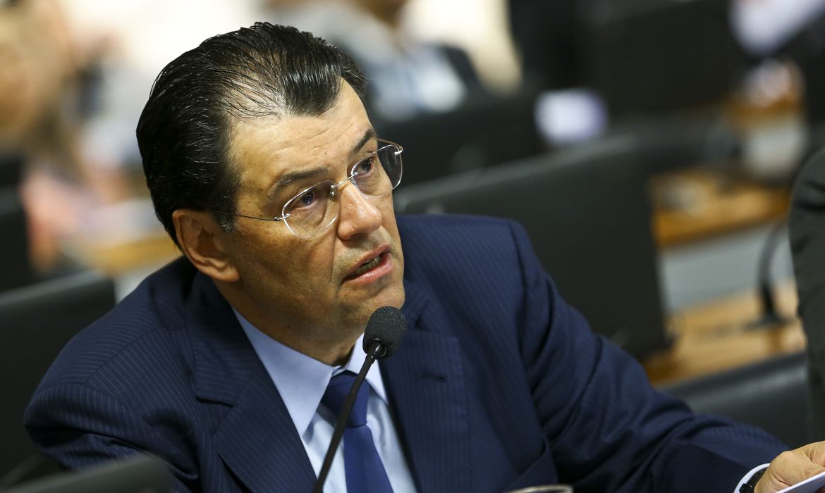 Relator da reforma tributária no Senado promete votação até outubro