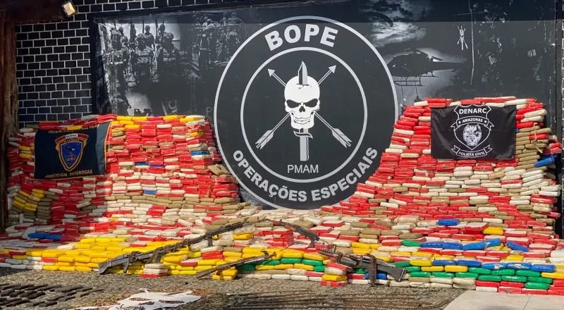 Lancha é abandonada com 4,5 toneladas de skunk e arsenal em Codajás