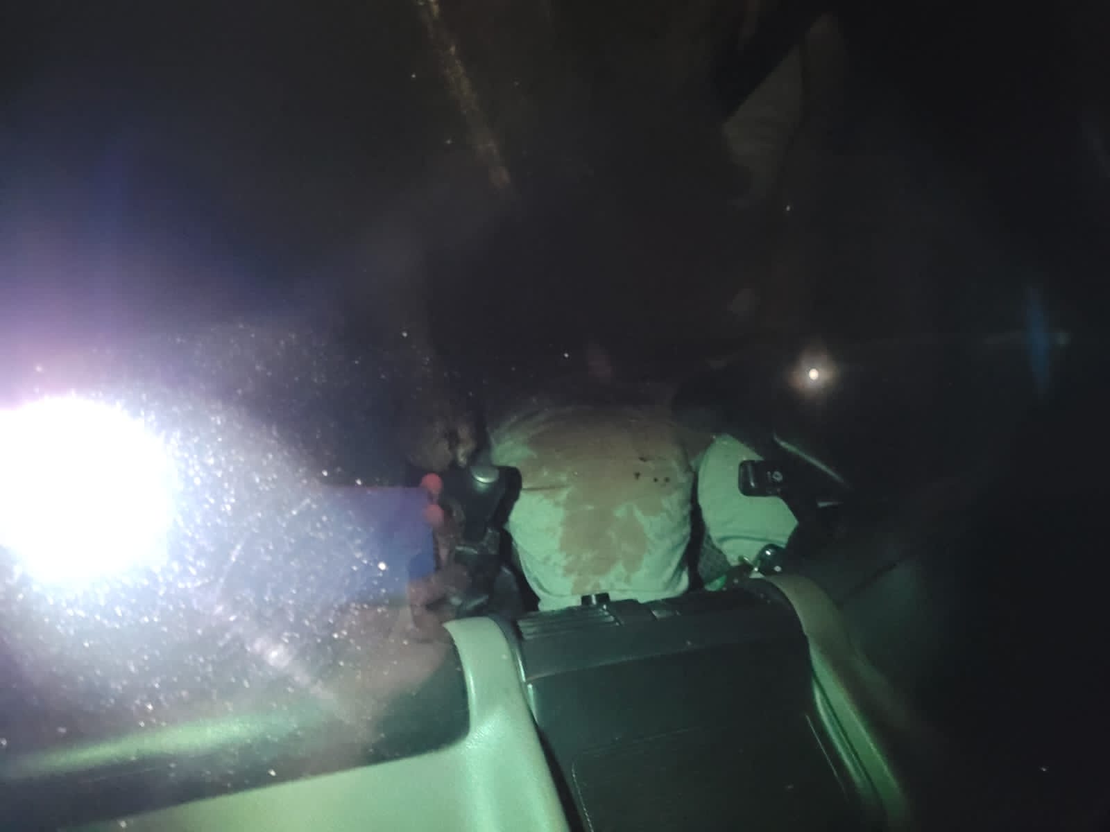 Imagens: Carro é abandonado em ramal com corpo metralhado dentro