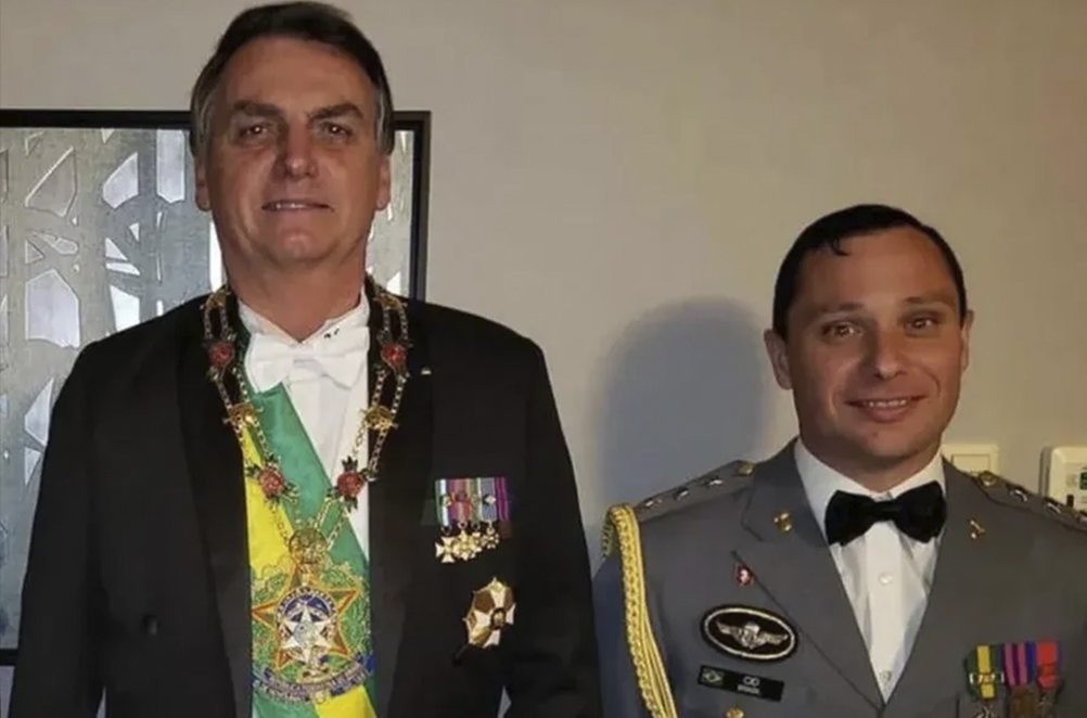 PF faz busca na casa de Bolsonaro e prende Mauro Cid, ex-ajudante de ordens