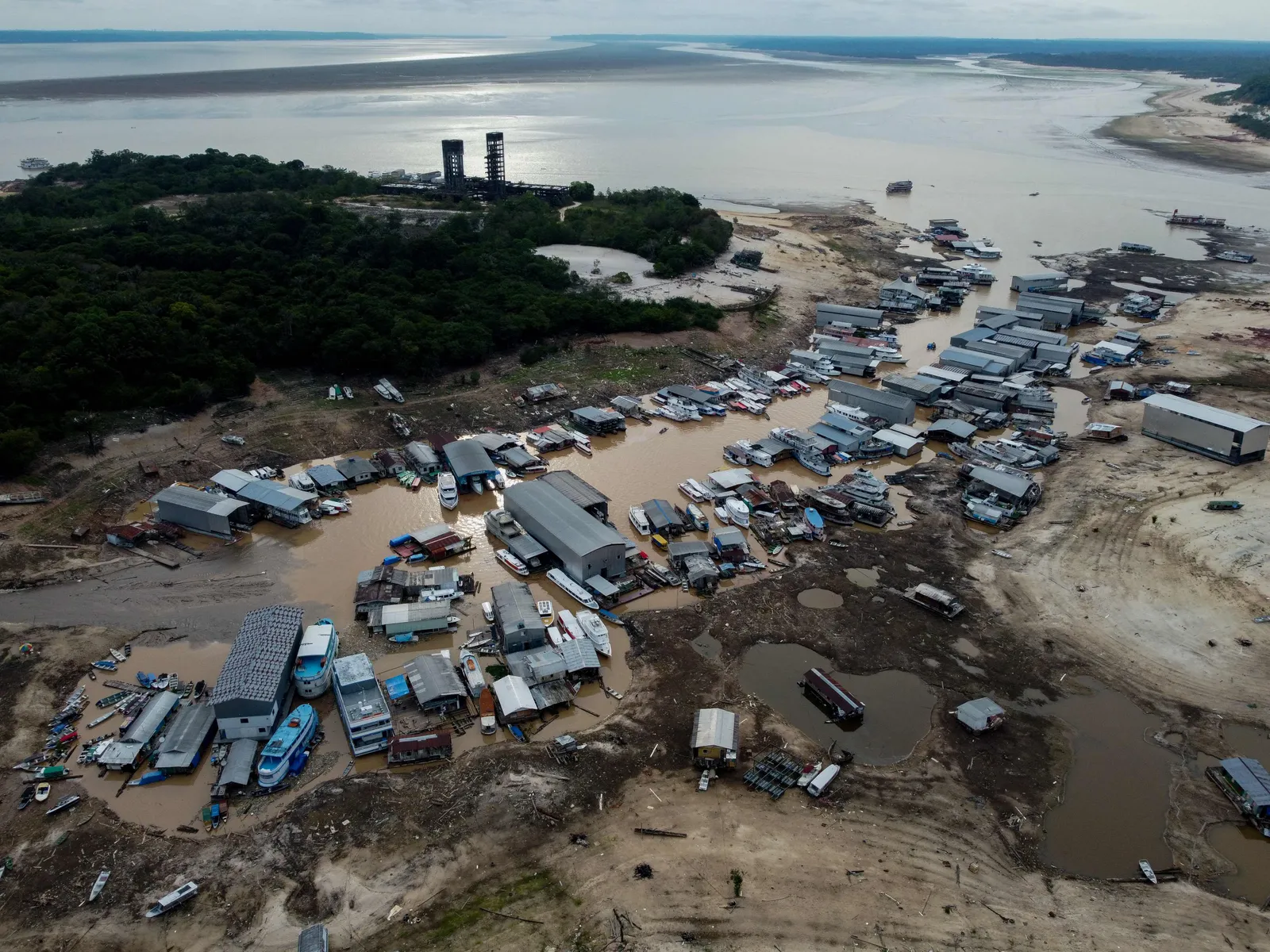 Rio Negro volta a subir depois da pior seca da história