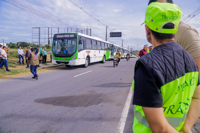 David Almeida entrega 19 novos ônibus; gestão alcança marca de 440 veículos renovados