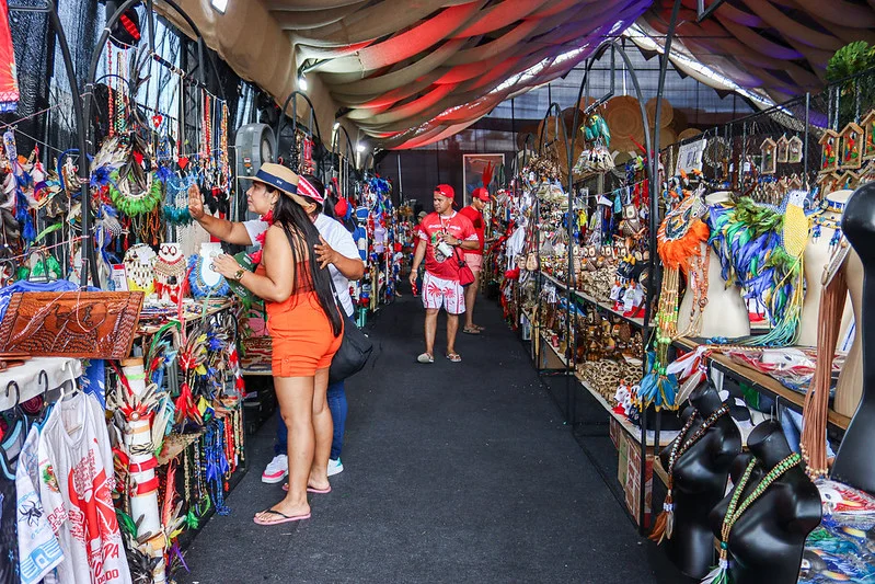 Parintins vira oportunidade de renda para milhares de trabalhadores durante o Festival