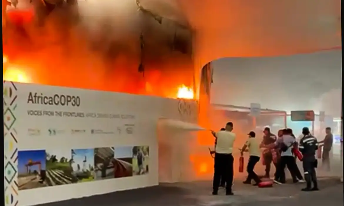 Vídeos: Incêndio atinge parte do pavilhão da COP30, em Belém