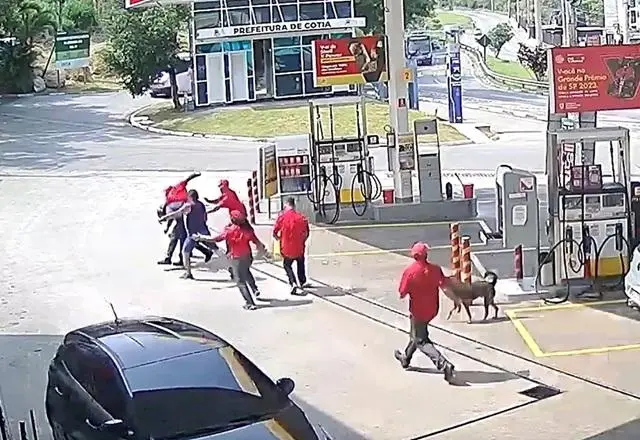Vídeo: Frentistas frustram tentativa de assalto e espancam bandidos