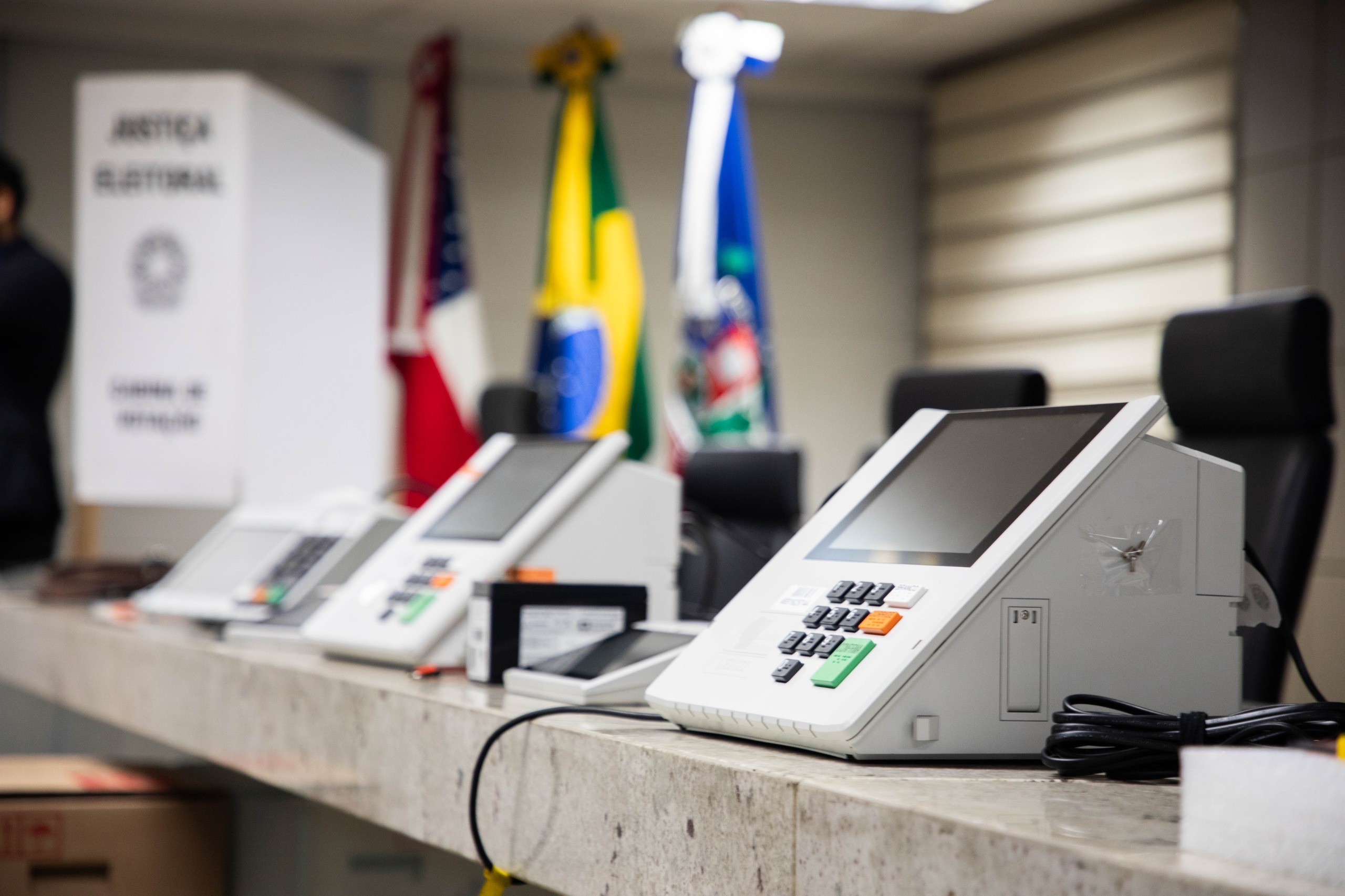 TRE-AM mostra como funciona a urna e a segurança do sistema de votação