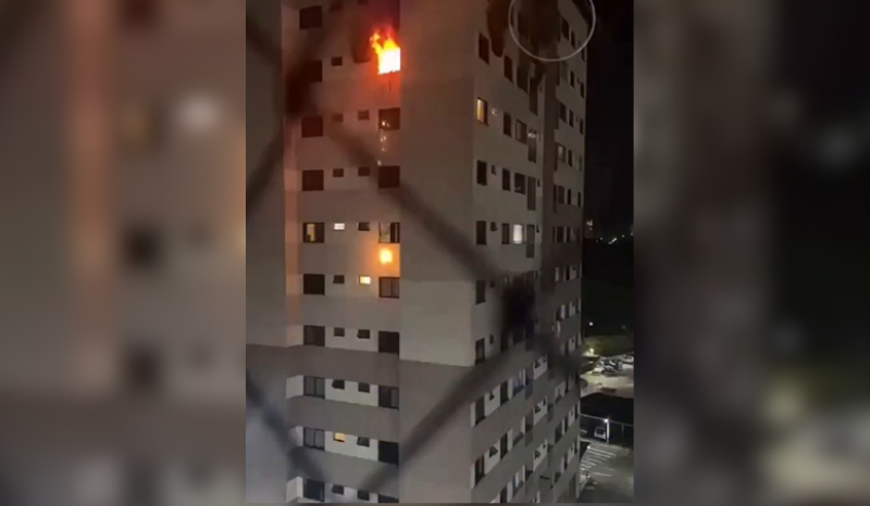 Vídeo: incêndio atinge apartamento no 10º de prédio no bairro Dom Pedro