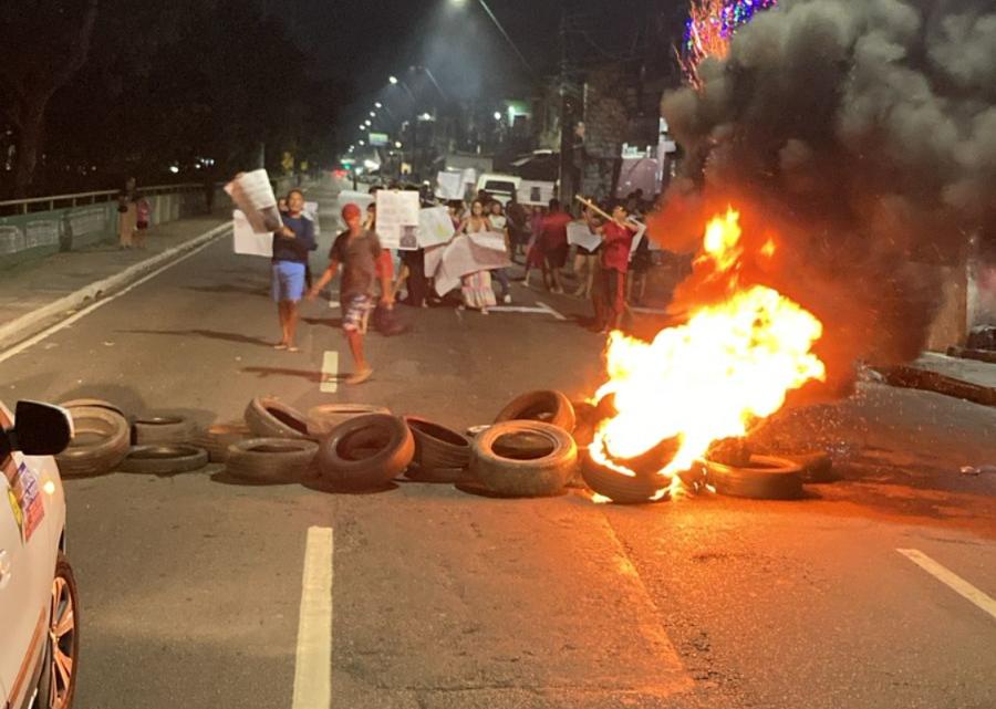 Protesto interdita Avenida Brasil após morte de jovem durante ação policial na zona Oeste de Manaus