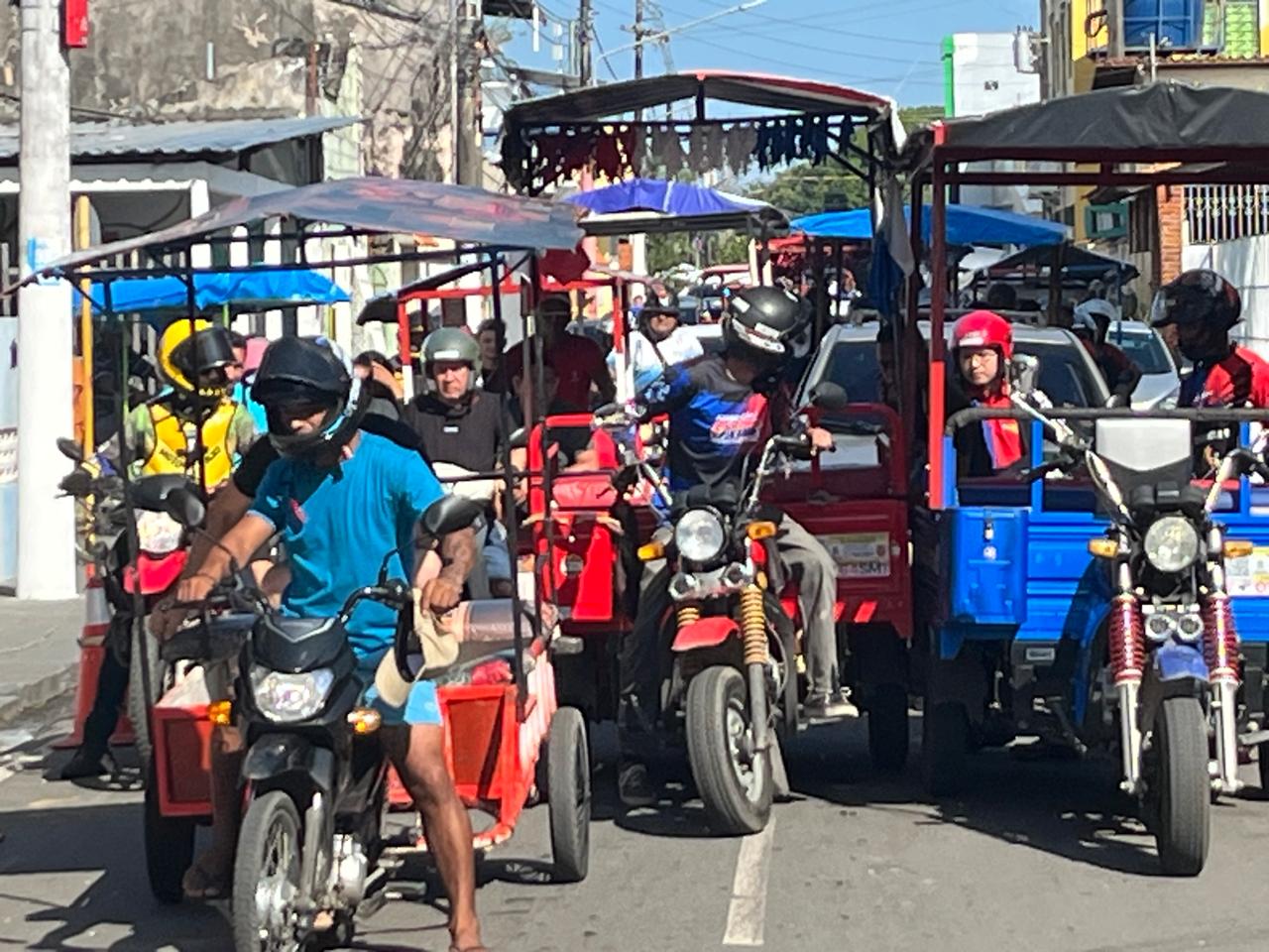 Parintins: Pedestres disputam ruas com carros, motos e triciclos; ambulantes ocupam calçadas e passeis público