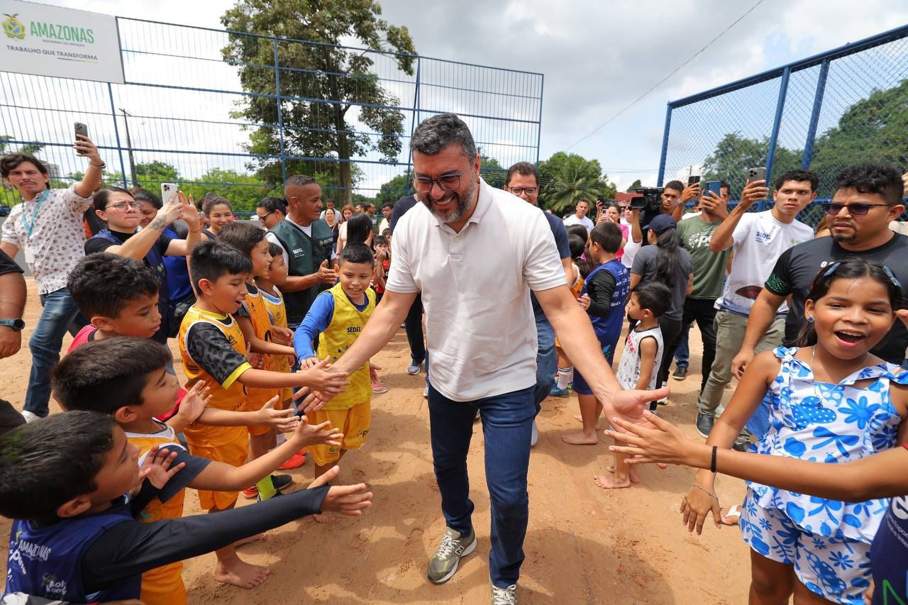 Wilson Lima entrega complexo esportivo revitalizado no conjunto Santos Dumont