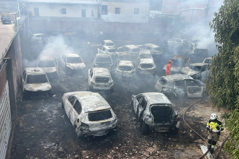Vídeo: incêndio em depósito de locadora pode ter sido criminoso em Manaus