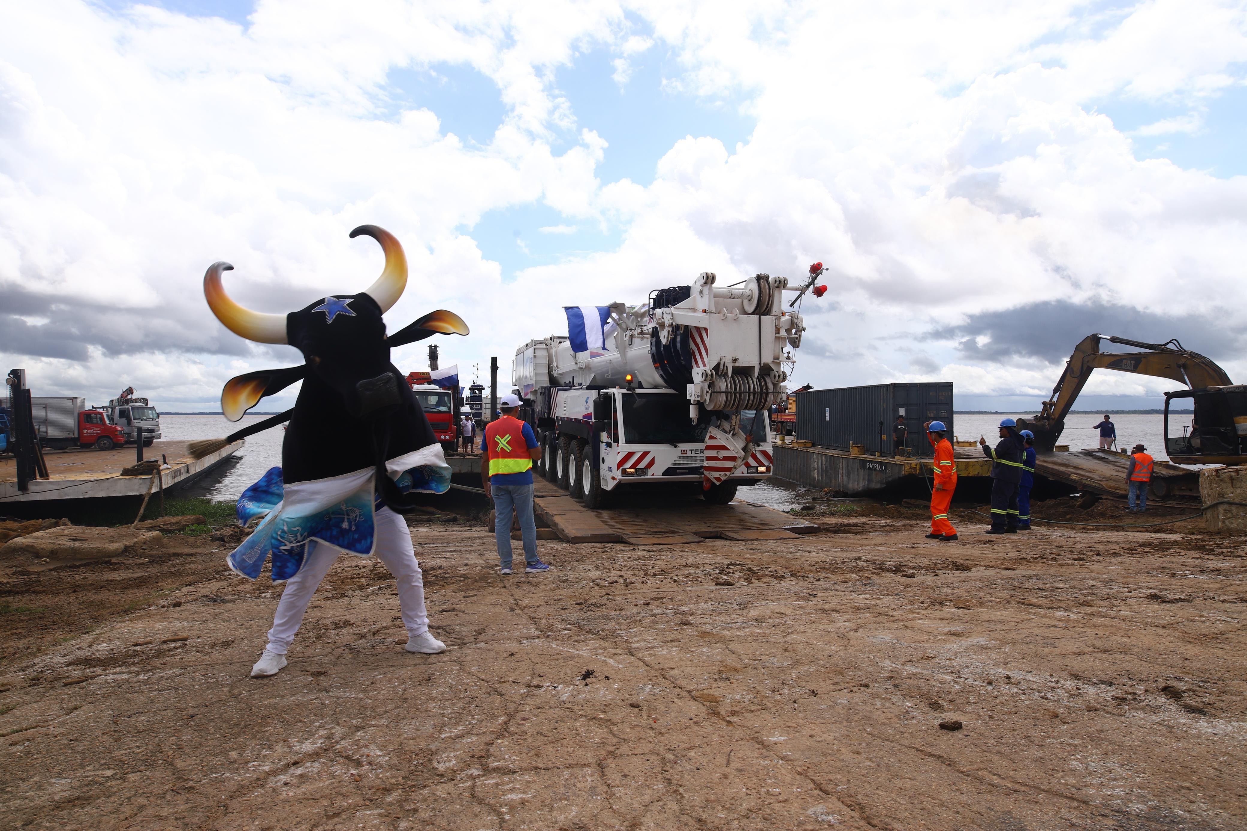 Guindastes para apresentação do Boi Caprichoso no Bumbódromo chegam a Parintins