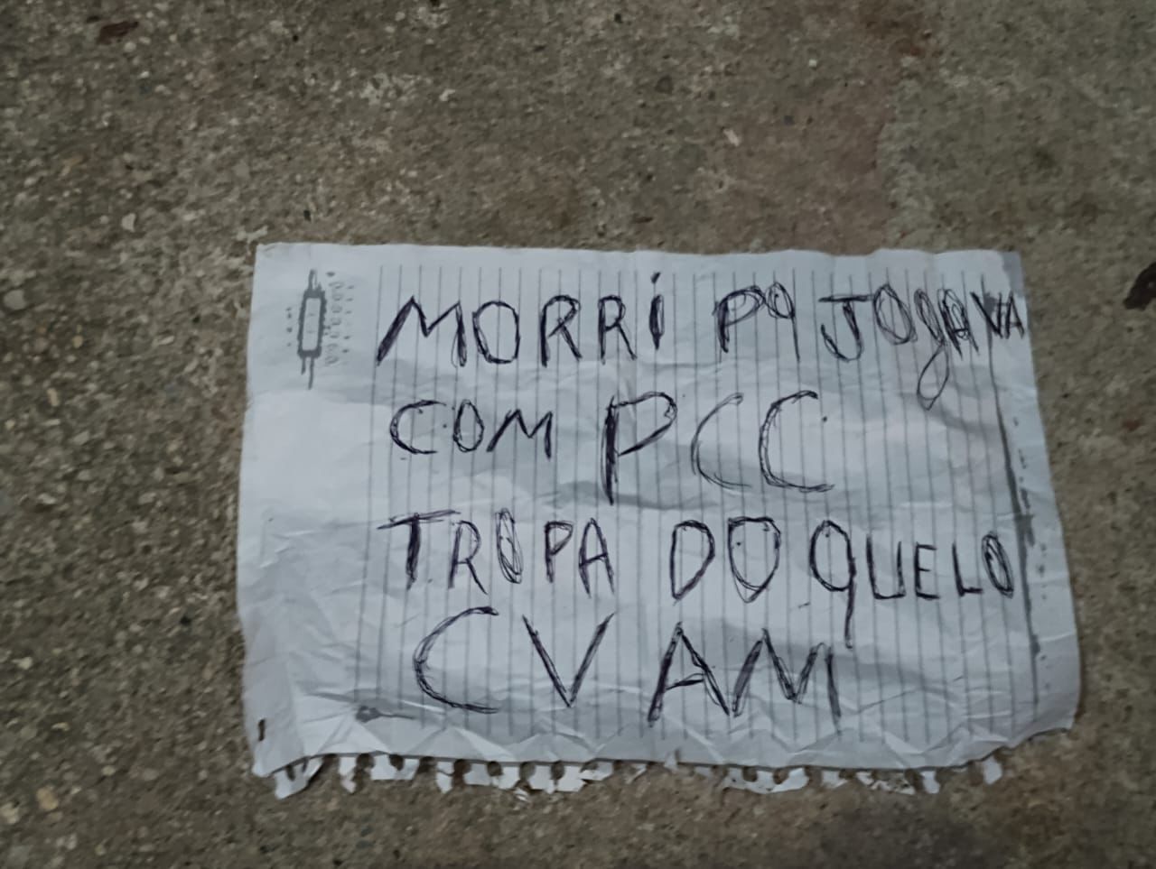 Membros de facção matam homem e deixam bilhete