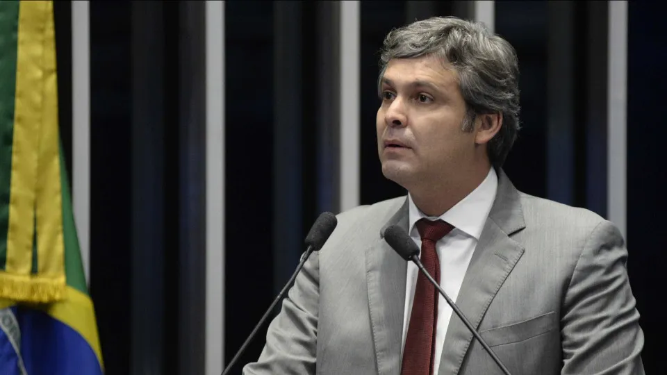 Líder do PT pede investigação contra Nikolas e irmãos Bolsonaro por incitação golpista