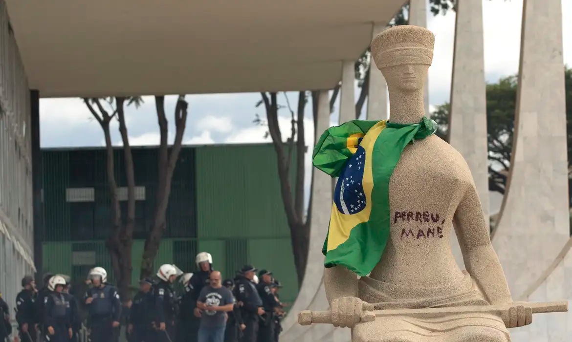 STF suspende julgamento de mulher que pichou "Perdeu, Mané" em estátua