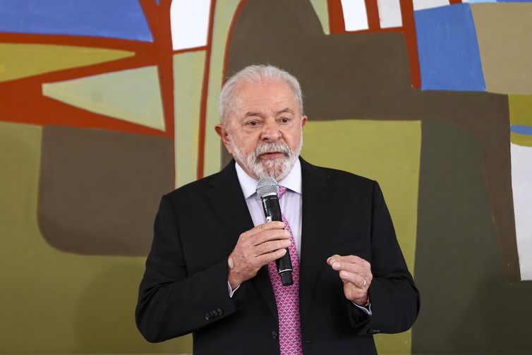 Lula vai à coroação do Rei Charles 3º, em maio