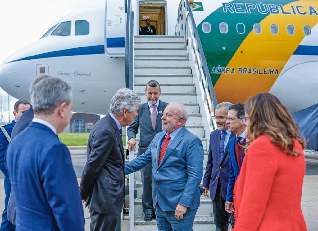 Lula chega a Londres para coroação do Rei Charles III