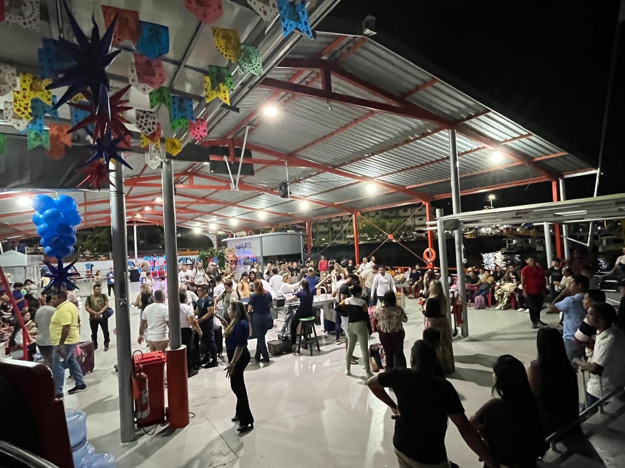 Porto de embarque fervilha de gente a três dias da festa dos bois