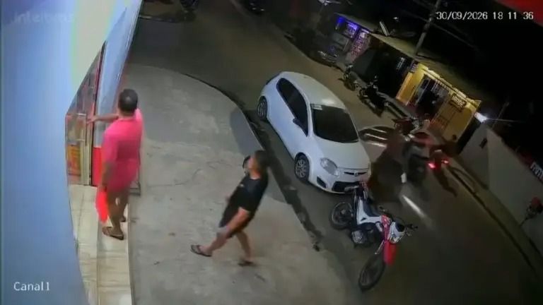 Vídeo: grávida é atingida por porta de carro enquanto dirigia moto em Parintins
